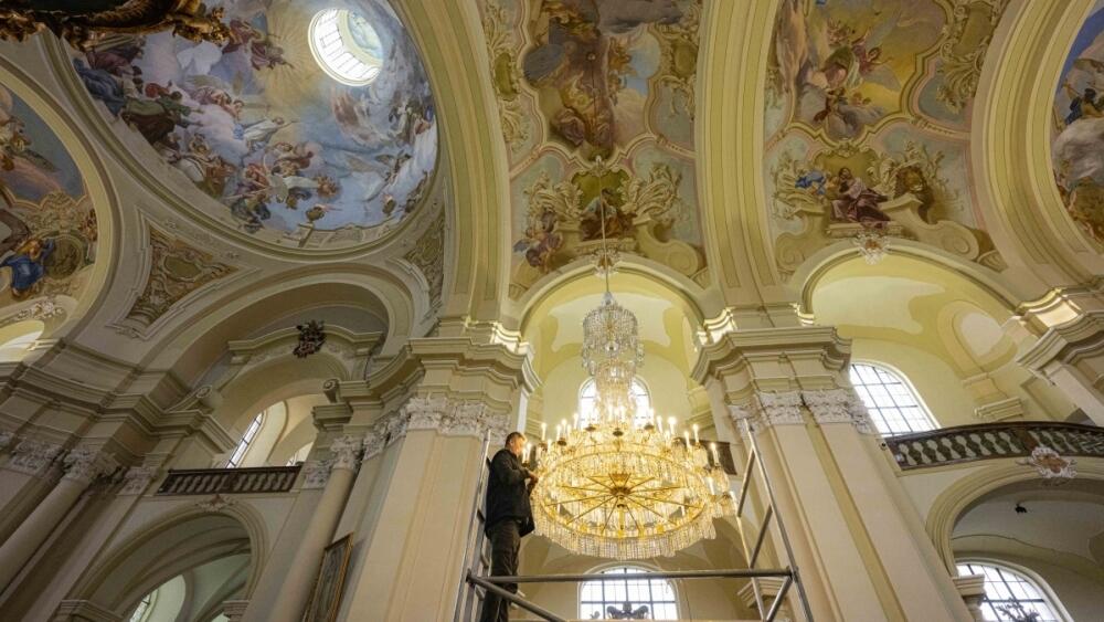 Do chrámu v Hejnicích se po renovaci vrátil monumentální lustr, foto: Artur Irma